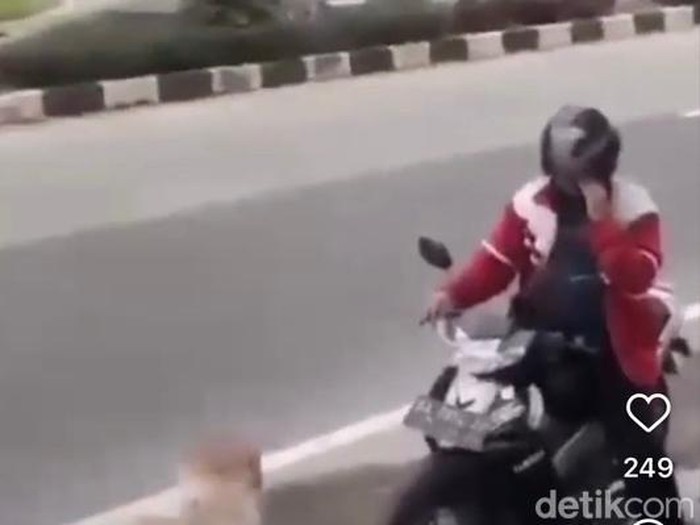 Tangkapan layar video viral seorang pria pamer kemaluan di Padang, Sumbar.