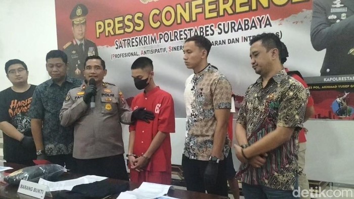 Seorang taruna Polilteknik Pelayan (Poltekpel) Surabaya meninggal dunia usai dianiaya oleh seniornya. Polisi telah menetapkan senior korban yang merupakan pelaku sebagai tersangka atas kasus penganiayaan tersebut.