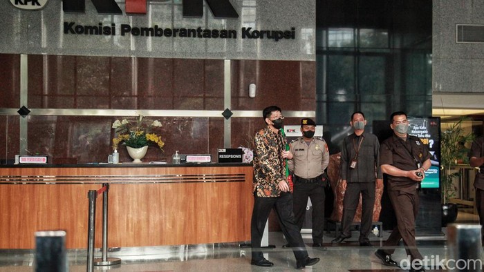 Pejabat pajak Wahono Saputro diperiksa KPK terkait LHKPN, lantaran saham istrinya berkaitan dengan istri Rafael Alun. Usai diperiksa, ia diam seribu kata.