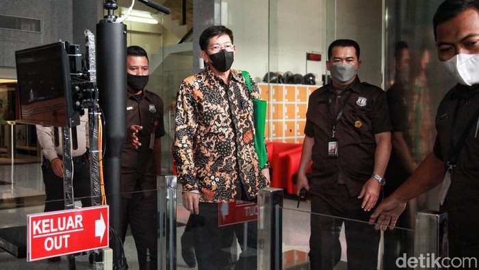 Terseret Kasus Rafael Alun, Wahono Saputro Diam Seribu Kata Pejabat pajak Wahono Saputro diperiksa KPK terkait LHKPN, lantaran saham istrinya berkaitan dengan istri Rafael Alun. Usai diperiksa, ia diam seribu kata.