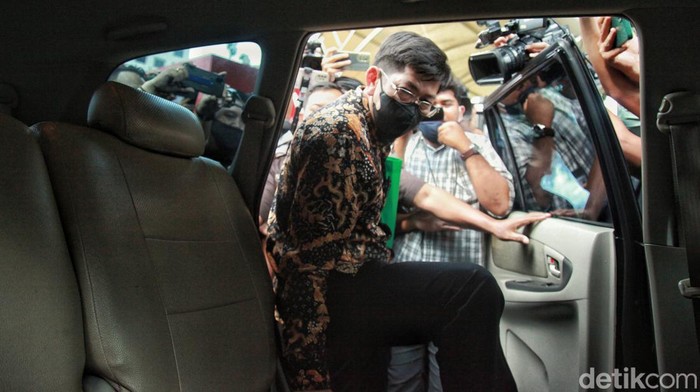 Terseret Kasus Rafael Alun, Wahono Saputro Diam Seribu Kata Pejabat pajak Wahono Saputro diperiksa KPK terkait LHKPN, lantaran saham istrinya berkaitan dengan istri Rafael Alun. Usai diperiksa, ia diam seribu kata.