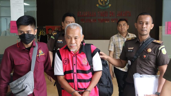 Tim Kejati DKI Jakarta menangkap eks Kepala Sudin Peternakan dan Perikanan Jaksel, Chaidir Taufik. Chaidir ditangkap di tempat praktiknya di Jakarta Timur. (dok Kejati DKI)