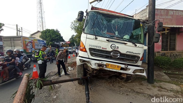 Truk seruduk APILL hingga tiang listrik di perempatan Karangjati Blora, Selasa (14/3/2023).