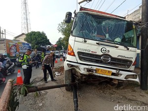 Rem Blong, Truk Muatan Bahan Semen Seruduk Bangjo-Tiang Listrik di Blora