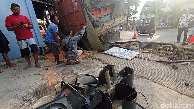 Truk seruduk APILL hingga tiang listrik di perempatan Karangjati Blora, Selasa (14/3/2023).