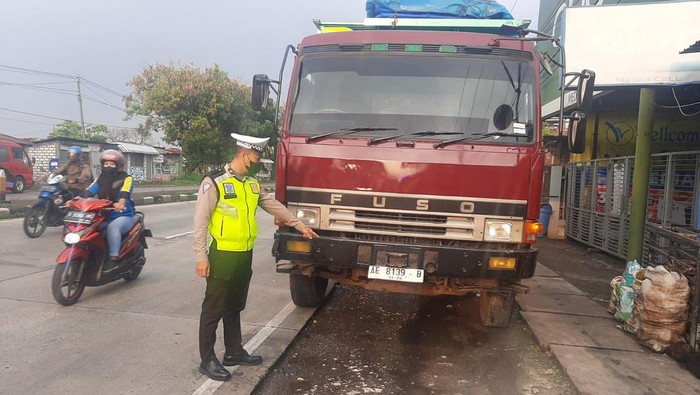 Truk yang ditabrak motor di Lamongan