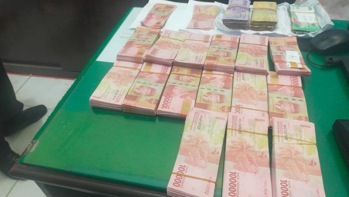 Uang palsu yang diedarkan pasutri asal Jambi di Tapteng (Fok. Polres Tapteng)