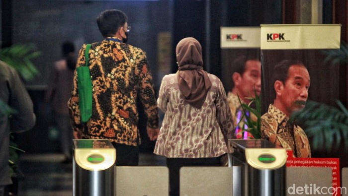 Wahono Saputro Penuhi Panggilan KPK Terkait LHKPN Kepala Kantor Pajak Madya Jakarta Timur Wahono Saputro memenuhi panggilan KPK. Wahono bakal melaporkan laporan harta kekayaan penyelenggara negara (LHKPN) yang dimilikinya.