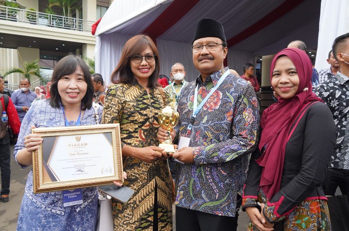 Wali Kota Pasuruan Saifullah Yusuf (Gus Ipul) menerima penghargaan atas capaian Universal Health Coverage (UHC) di Kota Pasuruan yang telah mencapai 100 persen.