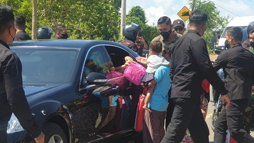 Emak-emak Kampung Nanga Nae di Labuan Bajo bahagia mendapatkan sembako dan bisa melihat dari dekat Presiden Jokowi.