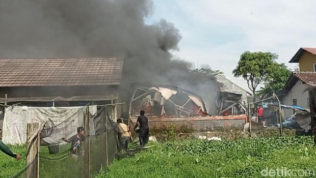 Warga kompak memadamkan kontrakan yang terbakar di Tasikmalaya, Selasa (14/3/2023).