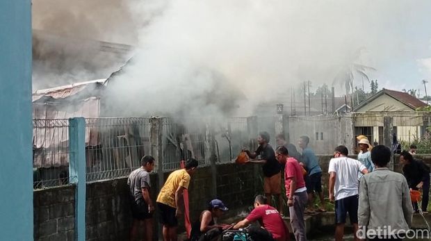 Warga kompak memadamkan kontrakan yang terbakar di Tasikmalaya, Selasa (14/3/2023).