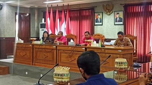 Warga menggeruduk gedung DPRD Karangasem mengeluhkan penutupan penyeberangan kapal cepat Amed-Gili Trawangan.