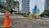 Jalan berlubang akibat curah hujan yang tinggi menggerus aspal pada beberapa pekan terakhir.