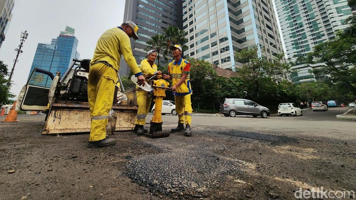 22 Ribu Jalan Rusak di DKI Telah Diperbaiki Sejak Desember 2022 Sejak Desember 2022, Dinas Bina Marga DKI Jakarta telah memperbaiki 22 ribu jalan rusak. Salah satunya di Jl Karet Pasar Baru Timur, Jakarta, ini.
