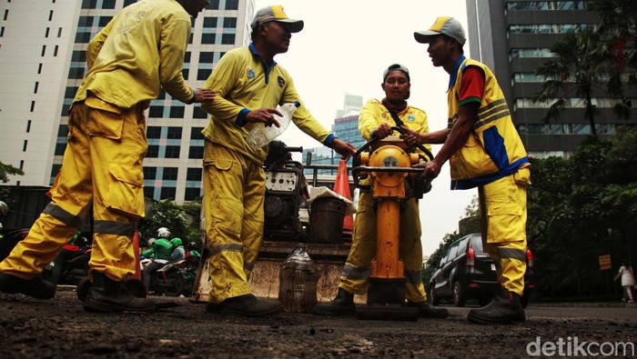 22 Ribu Jalan Rusak di DKI Telah Diperbaiki Sejak Desember 2022 Sejak Desember 2022, Dinas Bina Marga DKI Jakarta telah memperbaiki 22 ribu jalan rusak. Salah satunya di Jl Karet Pasar Baru Timur, Jakarta, ini.