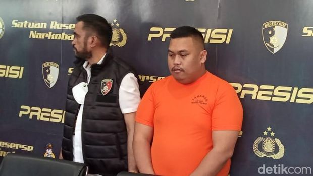 Selebgram Ajudan Pribadi ditangkap polisi atas kasus penipuan dan penggelapan. Pria dengan nama asli Muhammad Akbar itu telah ditetapkan sebagai tersangka.
