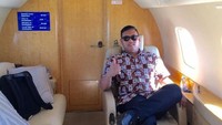 Selebgram Ajudan Pribadi atau yang memiliki nama Akbar Pera Baharudin dulu selalu memperlihatkan sedang santai di jet pribadi. Foto: Instagram