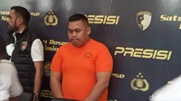 Tapi sekarang Ajudan Pribadi berbaju tahanan karena penipuan yang dilakukannya. Foto: Ahsan/detikHOT