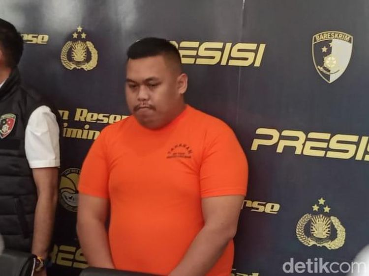 Penampakan Ajudan Pribadi Lesu Berbaju Tahanan Jadi Tersangka Penipuan
