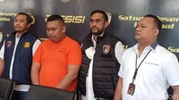 Ajudan Pribadi tertunduk lesu memakai baju tahanan dan ditetapkan sebagai tersangka penggelapan dan penipuan. Foto: Ahsan/detikHOT