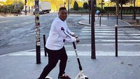 Ajudan Pribadi dikenal sebagai orang yang lucu dan lugu. Dia kerap berpose dengan sejumlah pejabat dan pesohor (Foto: Instagram @ajudan_pribadi).