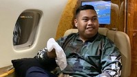 Ini dia salah satu gaya Ajudan Pribadi di jet pribadi. Foto: Instagram