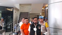 Kini Ajudan Pribadi harus ditahan khawatir melarikan diri. Foto:  (Ilham Oktafian/detikcom)