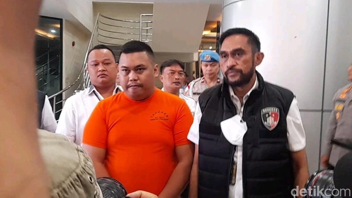 Ajudan Pribadi berbaju tahnan (Ilham Oktafian/detikcom)