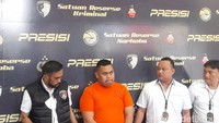 Ajudan Pribadi kini ditetapkan sebagai tersangka dan ditahan. Ia mengaku menyesal dan meminta maaf. (Ilham Oktafian/detikcom)