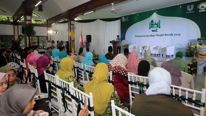 (Ki-Ka) Drs H Andi Mappaganty, MM, Ketua Pimpinan Pusat Dewan Masjid Indonesia Bidang Sosial dan Kemanusiaan; Anggya Kumala, Head of Home & Hygiene Unilever Indonesia; Dr. (H.C.) Drs. H. Muhammad Jusuf Kalla, Ketua Umum Pimpinan Pusat Dewan Masjid Indonesia; Nurdiana Darus, Corporate Secretary and Director of Sustainability & Corporate Affairs Unilever Indonesia; Dr. H. Imam Addaruqutni, MA, Sekretaris Jenderal Pimpinan Pusat Dewan Masjid Indonesia melakukan sesi seremoni bersih masjid dalam rangkaian kegiatan peluncuran Gerakan Masjid Bersih 2023.