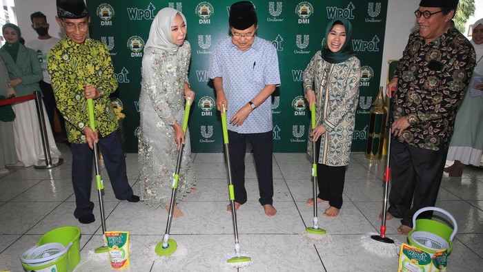 Aksi Gerakan Masjid Bersih Jelang Ramadan (Ki-Ka) Drs H Andi Mappaganty, MM, Ketua Pimpinan Pusat Dewan Masjid Indonesia Bidang Sosial dan Kemanusiaan; Anggya Kumala, Head of Home & Hygiene Unilever Indonesia; Dr. (H.C.) Drs. H. Muhammad Jusuf Kalla, Ketua Umum Pimpinan Pusat Dewan Masjid Indonesia; Nurdiana Darus, Corporate Secretary and Director of Sustainability & Corporate Affairs Unilever Indonesia; Dr. H. Imam Addaruqutni, MA, Sekretaris Jenderal Pimpinan Pusat Dewan Masjid Indonesia melakukan sesi seremoni bersih masjid dalam rangkaian kegiatan peluncuran Gerakan Masjid Bersih 2023.
