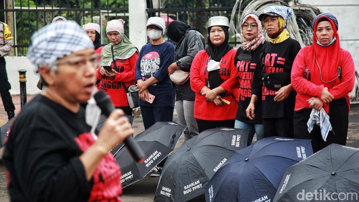 Aksi pembantu rumah tangga (PRT) di depan gedung DPR memasuki hari kelima, Rabu (15/3/2023). Dalam aksi kali ini, mereka menyuarakan tuntutannya sambil membawa panci.