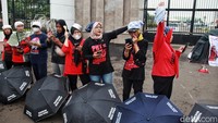 Mereka mendesak DPR mengesahkan Rancangan Undang-Undang Perlindungan Pekerja Rumah Tangga (RUU PPRT).