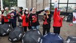 Aksi Hari Kelima, PRT Suarakan Tuntutan Sambil Bawa Panci di Depan DPR
