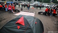 Aksi ini mendapat penjagaan dari aparat kepolisian.