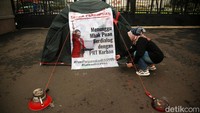 Mereka juga memasang tenda di depan gedung DPR.