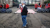Sejumlah pembantu rumah tangga (PRT) berdemo di depan gedung DPR RI, Rabu (15/3/2023).