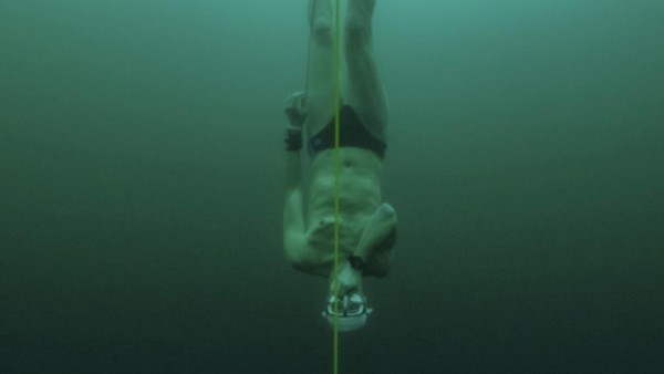 Penyelam bebas Ceko David Vencl menyelam hingga 52 meter di bawah es Danau Sils di Sils dekat St. Moritz, Swiss, Selasa (14/3/2023). David Vencl Organisation/Handout/REUTERS  