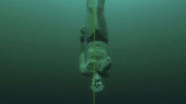 Penyelam bebas Ceko David Vencl menyelam hingga 52 meter di bawah es Danau Sils di Sils dekat St. Moritz, Swiss, Selasa (14/3/2023). David Vencl Organisation/Handout/REUTERS Â Penyelam bebas Ceko David Vencl menyelam hingga 52 meter di bawah es Danau Sils di Sils dekat St. Moritz, Swiss, Selasa (14/3/2023). David Vencl Organisation/Handout/REUTERS Â