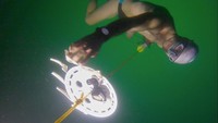Aksi itu dilakukannya dalam satu tarikan napas dan hanya mengenakan pakaian renang dalam gambar yang diambil dari video ini. David Vencl Organisation/Handout/REUTERS