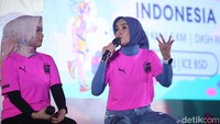 Public Figure & Sport Entusiast Soraya Larasati (kanan) dan Chief Marketing Officer Lazada Indonesia Intan Ayu Kartika (kiri) memberikan pemaparan tentang event Lazada Run Indonesia di Jakarta, Rabu (15/3/2023).