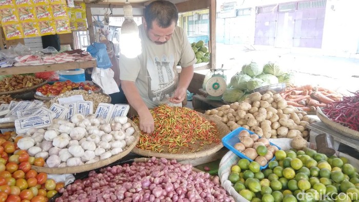Aktivitas jual beli di Pasar Sentral Gorontalo.