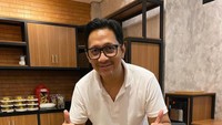 Mengelola akun YouTube, Andre Taulany juga sukses jadi YouTuber. Merayakan hari jadi channel YouTubenya ia memesan nasi tumpeng yang nikmat. Foto: Instagram/andreastaulany