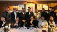 Pada senuah kesempatan, Andre Taulany juga melaksanakan makan malam yang unik. memboyong The Prediksi dirinya melangsungkan makan malam bertema mafia. Foto: Instagram/andreastaulany
