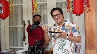 Andre Taulany yang hobi kuliner sampai membawa kedai makanan ke rumahnya. Makanan Jepang menjadi salah jenis makanan favorit yang selalu dicarinya. Foto: Instagram/andreastaulany