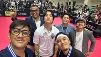 Sehari-hari, Andre Taulany dikenal paling senang berteman. Teman-temannya yang banyak  seringkali disambangi satu per satu dan diajak kulineran. Foto: Instagram/andreastaulany