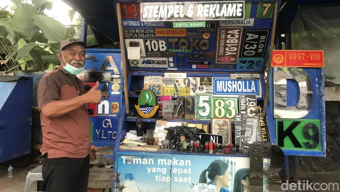 Anto (62) penjual stempel di Bandung