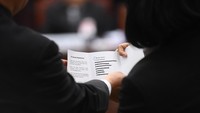 Petugas membacakan surat suara saat pemilihan Ketua dan Wakil Ketua Mahkamah Konstitusi periode 2023-2028 di gedung MK, Jakarta.