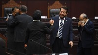 Ketua Mahkamah Konstitusi terpilih periode 2023-2028 Anwar Usman (kedua kanan) berjabat tangan dengan koleganya usai pemilihan di gedung MK, Jakarta, Rabu (15/03/2023).